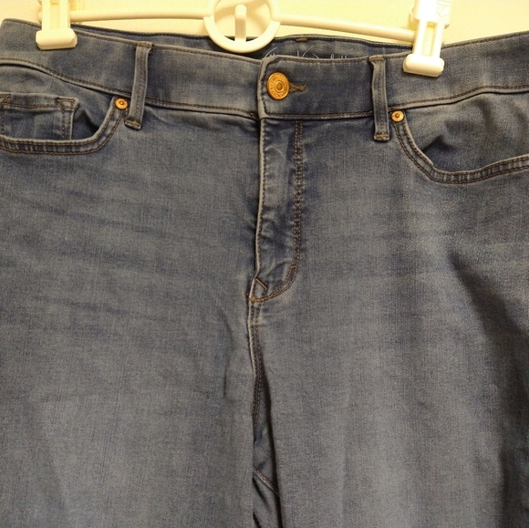 Slimming Gloria Vanderbilt Stretch Jeans - Picture 15 of 15